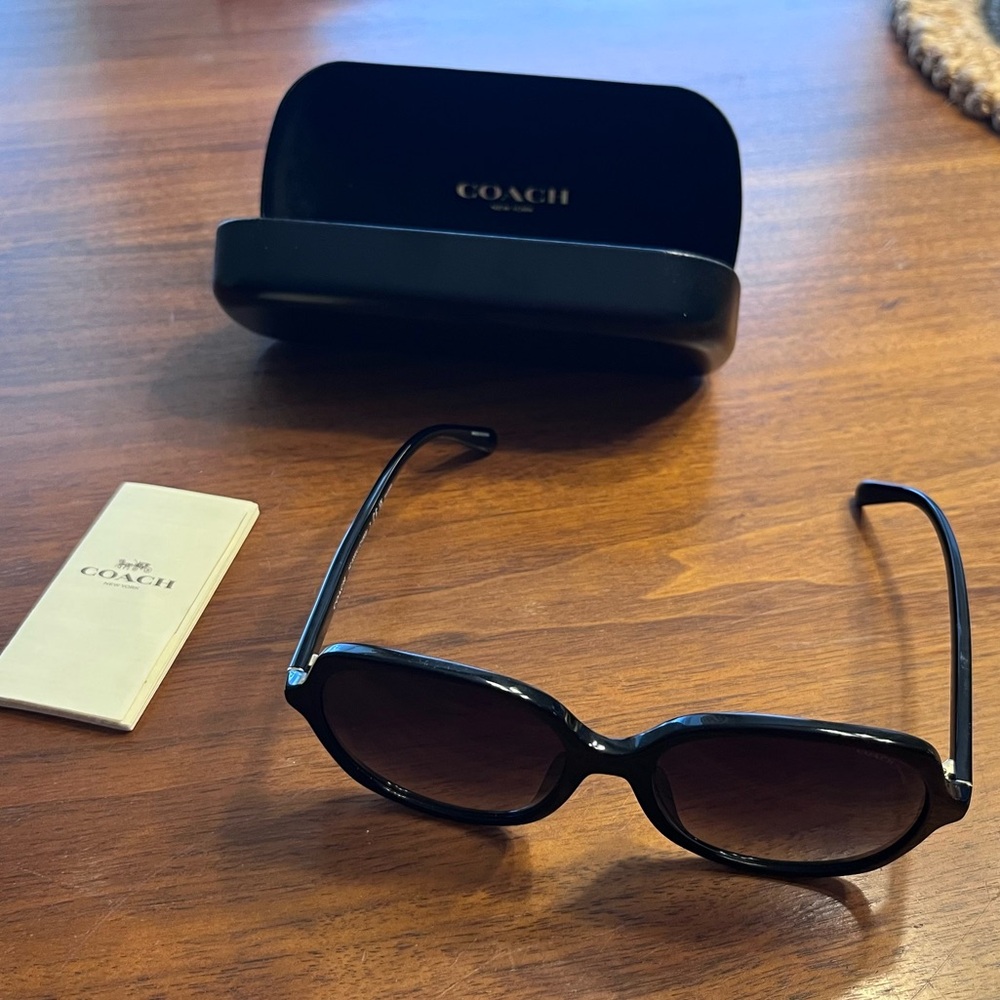 Coach Black Round Women's Sunglasses with Black Case - Picture 4 of 4